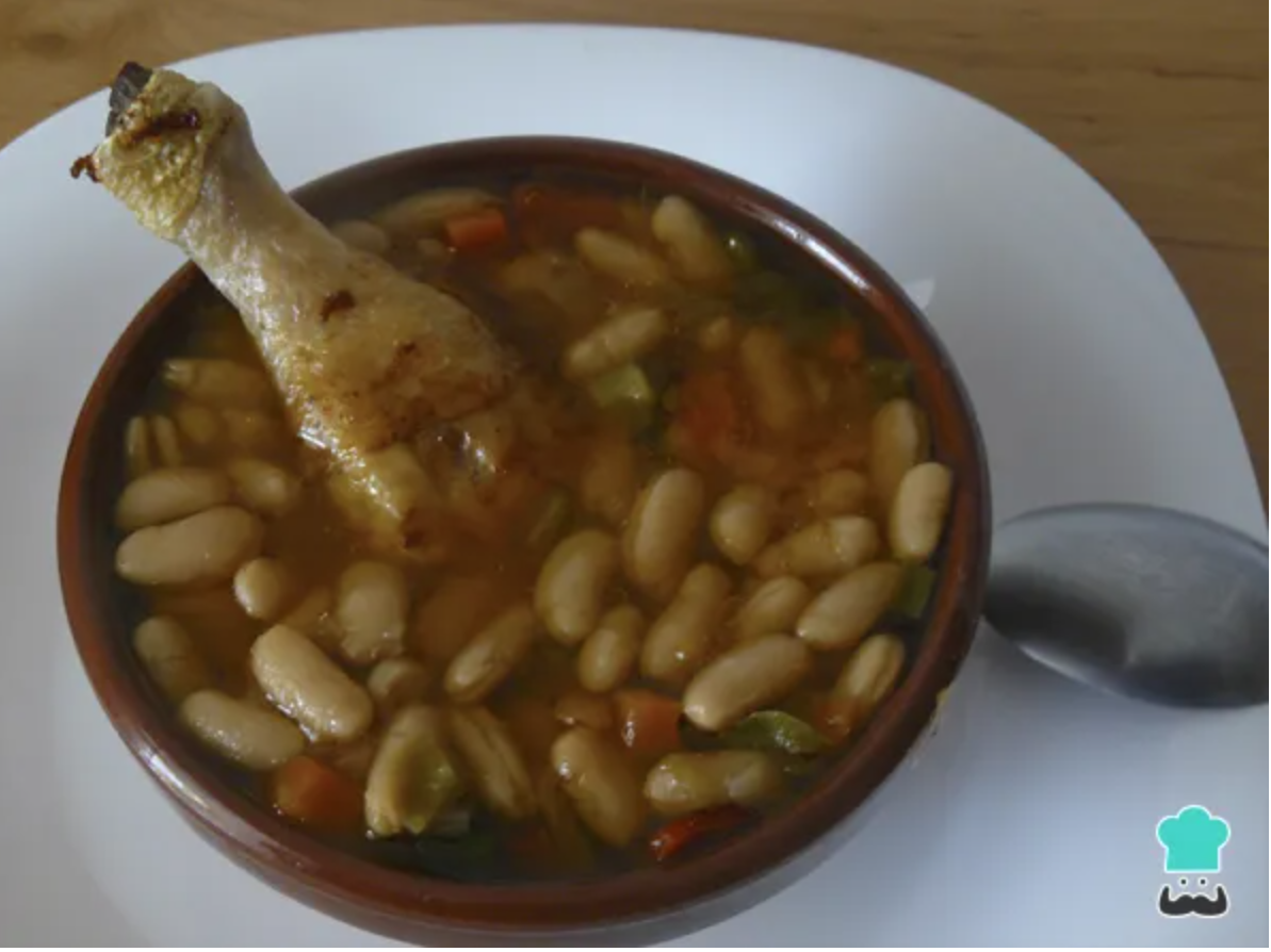 Ensalada de pimientos asados atún y huevo con alubias con verduras y pollo